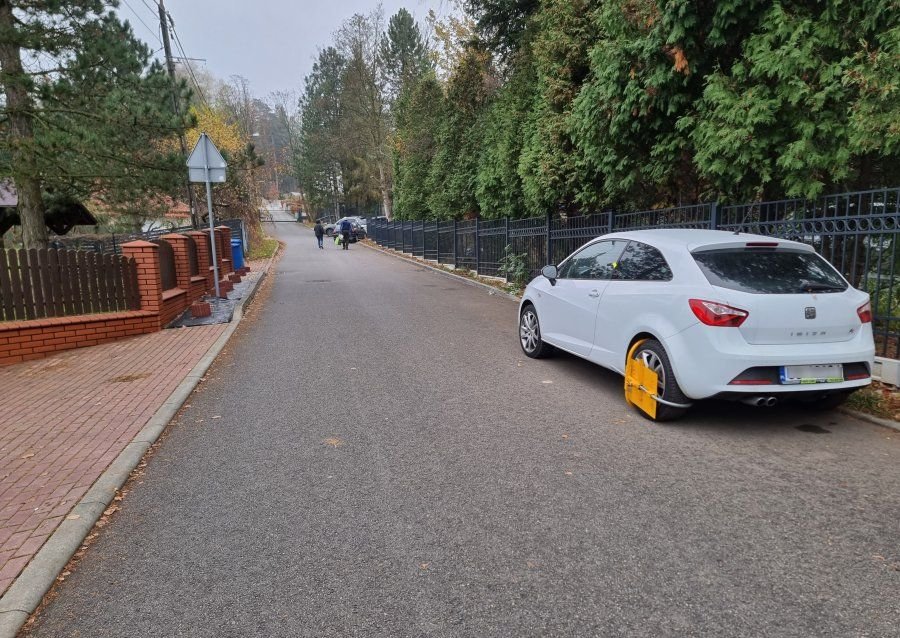Tu łatwo „zarobić” blokadę. Mieszkańcy narzekają na kierowców, pacjenci na brak parkingów - foto