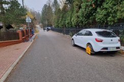Tu łatwo „zarobić” blokadę. Mieszkańcy narzekają na kierowców, pacjenci na brak parkingów - foto