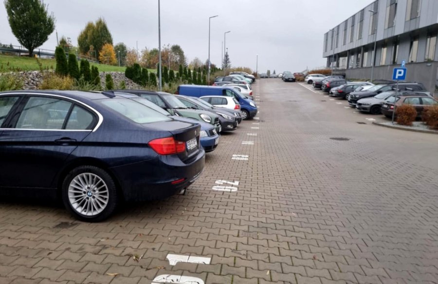 Kto okupuje parking pod komendą? Znak jest, ale wcale nie trzeba się do niego stosować