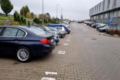Kto okupuje parking pod komendą? Znak jest, ale wcale nie trzeba się do niego stosować