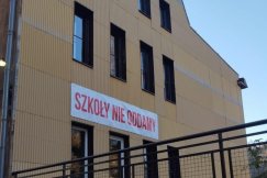 „Szkoły nie oddadzą!” Rodzice i nauczyciele przeciwko planom władz gminy - foto