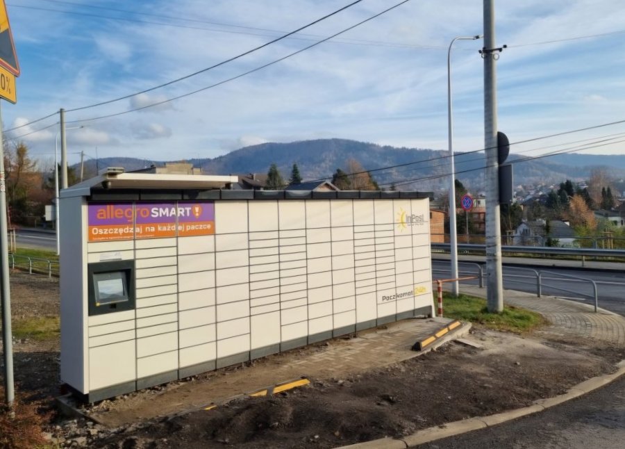 Niebezpieczny paczkomat przy skrzyżowaniu. Parkują na środku ulicy, InPost problem lekceważy