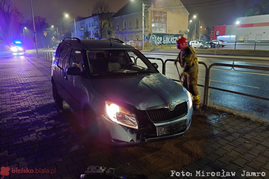 Nad ranem taksówką skosił latarnię. Kierowca zasnął za kierownicą! - foto