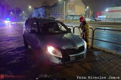 Nad ranem taksówką skosił latarnię. Kierowca zasnął za kierownicą! - foto