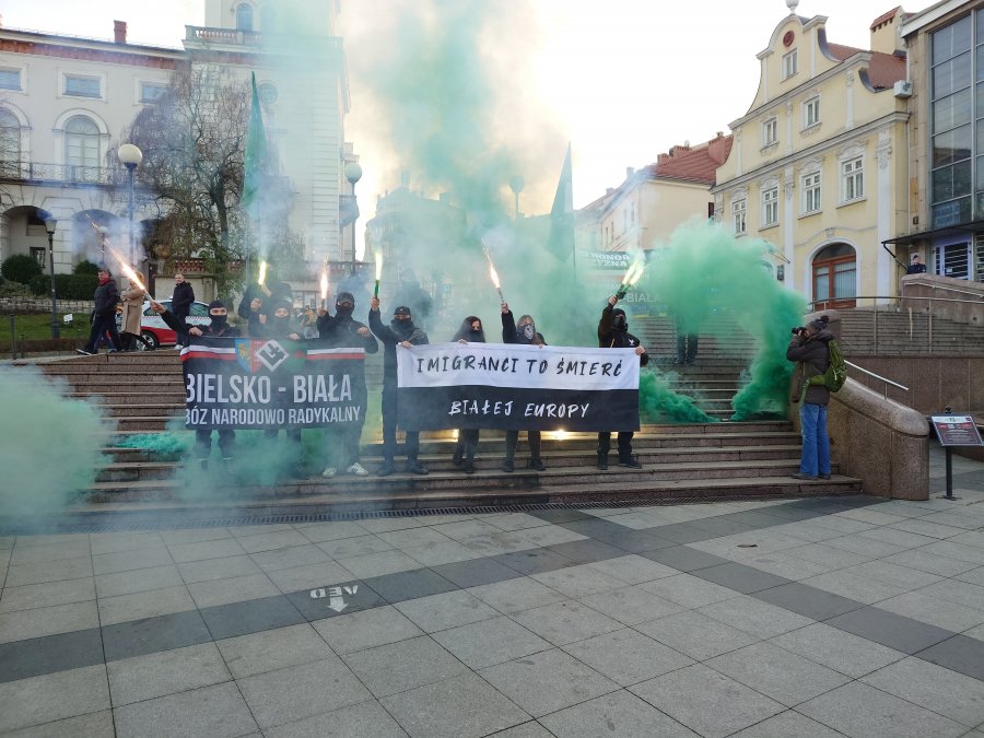 Protestowali przeciwko Centrum Integracji Cudzoziemców w Bielsku-Białej. Spalili transparent - foto
