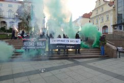 Protestowali przeciwko Centrum Integracji Cudzoziemców w Bielsku-Białej. Spalili transparent - foto