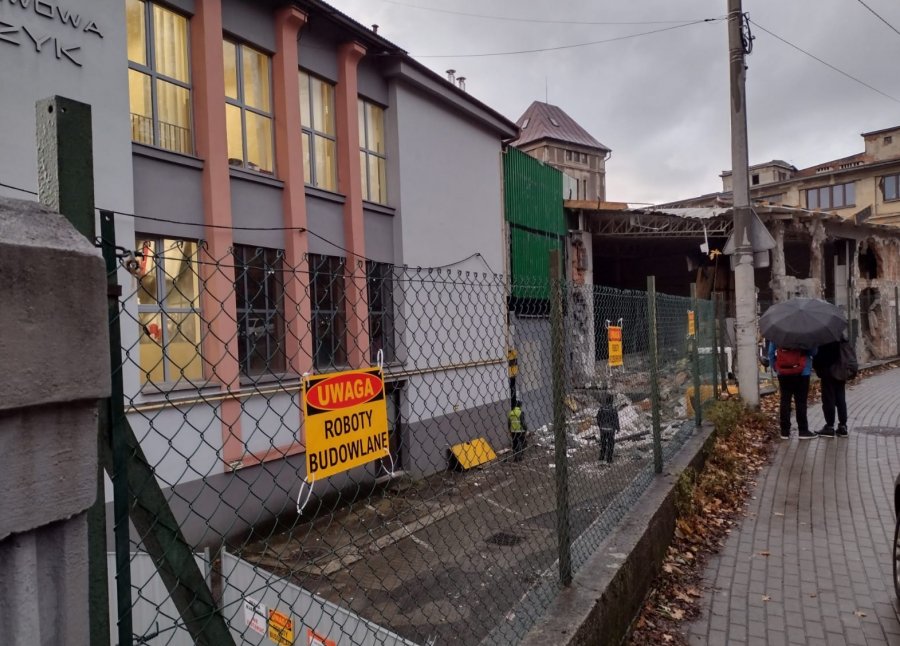 Nowy właściciel wyburza Befamę. Szkoła z odłączonymi mediami nie uznaje wypowiedzenia