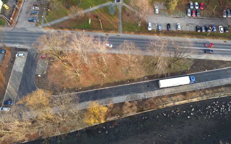 Parking w centrum ukończony. Nadal korzystają z niego kierowcy ciężarówek - foto