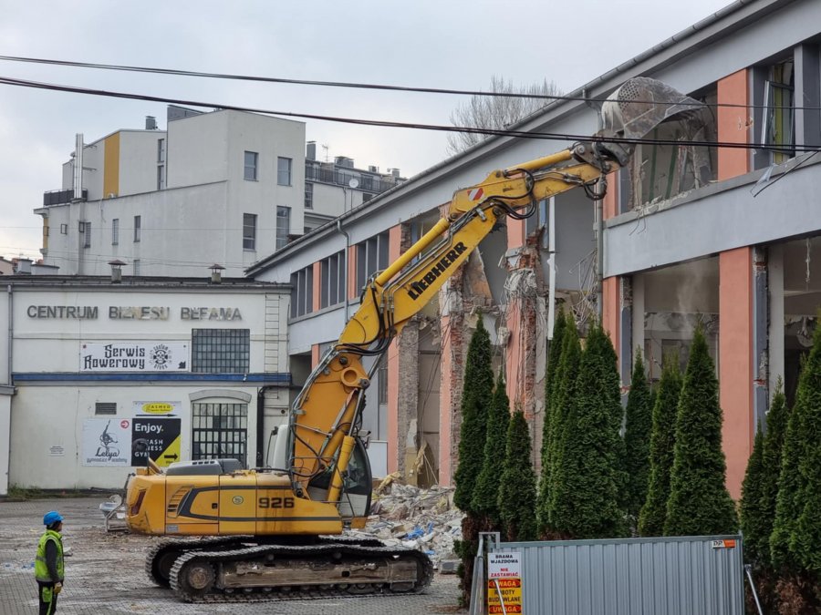 Budynek szkoły dosłownie znika w oczach. „Dlaczego uczyniliście zakładnikami sporu nasze dzieci?”