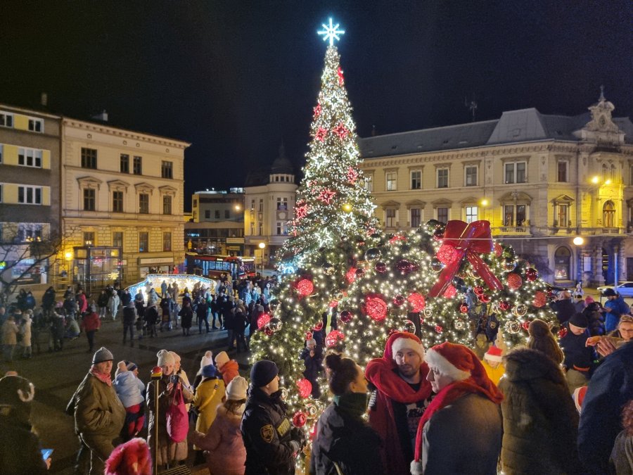 Już nam świeci! Na ten moment na placu Chrobrego czekały tłumy - foto