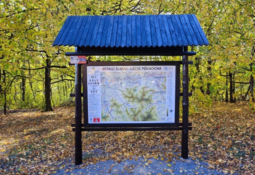 Nowe mapy w Beskidach. Renowacji poddano także drewniane konstrukcje - foto