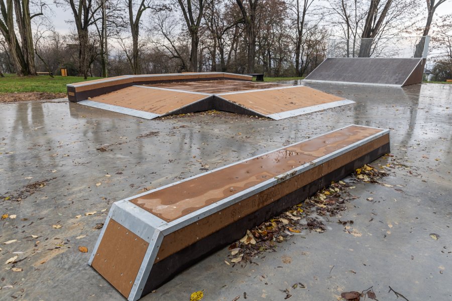 Rozbudowali żelbetową płytą i zainstalowali leżaki. W planach jest rewitalizacja parku - foto