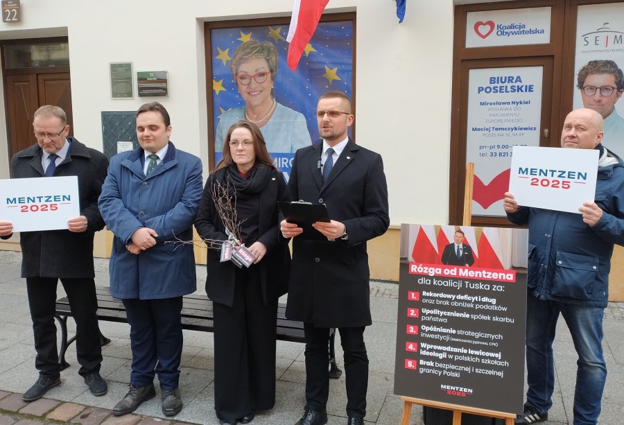 Nie było prezentów, a rózga. Wręczali je w imieniu kandydata na prezydenta - foto