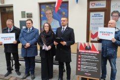 Nie było prezentów, a rózga. Wręczali je w imieniu kandydata na prezydenta - foto