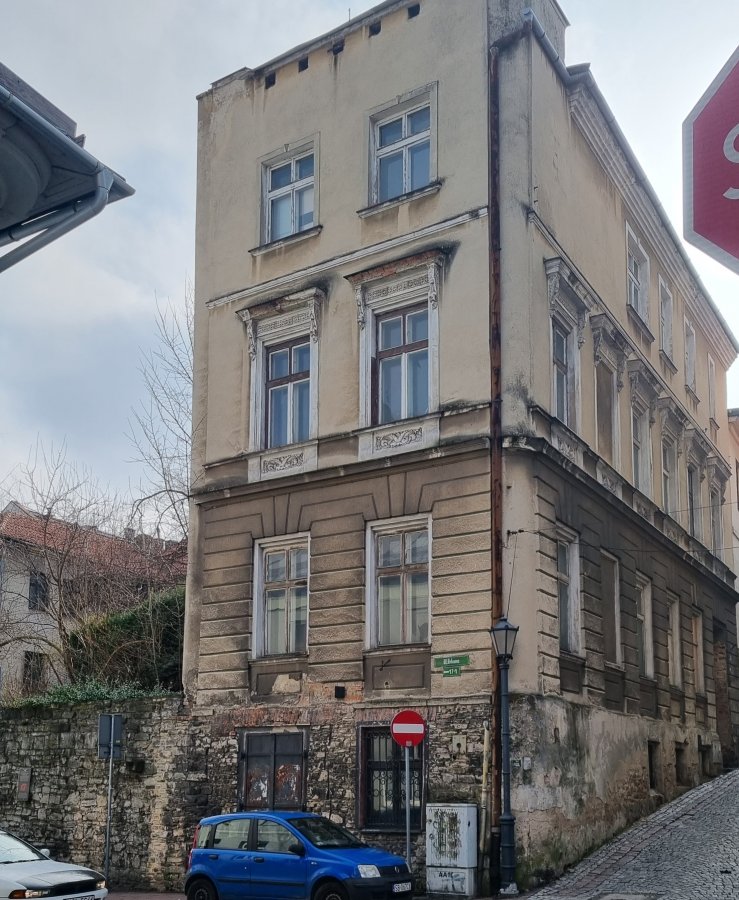Zabytek w centrum na sprzedaż. Cena za trzypiętrowy budynek jak za większe mieszkanie - foto