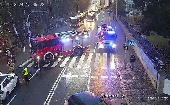 Czołowe zderzenie w centrum miasta. Były poważne utrudnienia w ruchu - foto