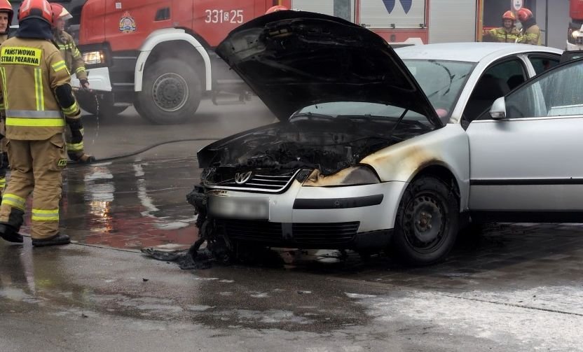 Płonął samochód na osiedlu Karpackim. W gaszeniu pożaru pomogli pracownicy sklepu - foto