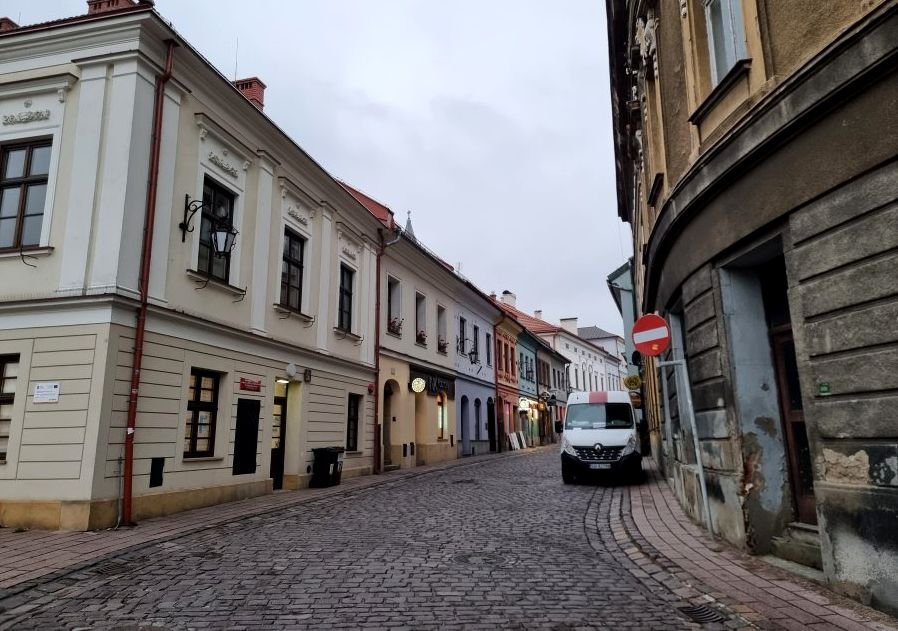 Turyści przyjeżdżają i zastawiają lokale. Wkrótce wjazd na Rynek zastawią betonowe donice?