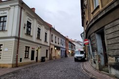 Turyści przyjeżdżają i zastawiają lokale. Wkrótce wjazd na Rynek zastawią betonowe donice?
