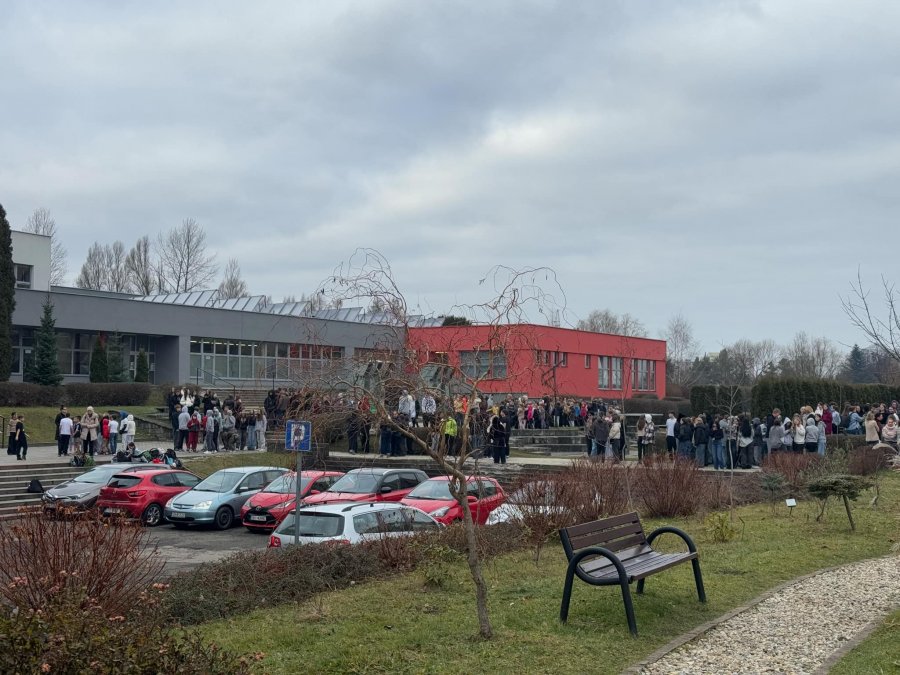 Zgłoszono ładunki wybuchowe w szkołach. Ewakuacja dwóch bielskich placówek - foto