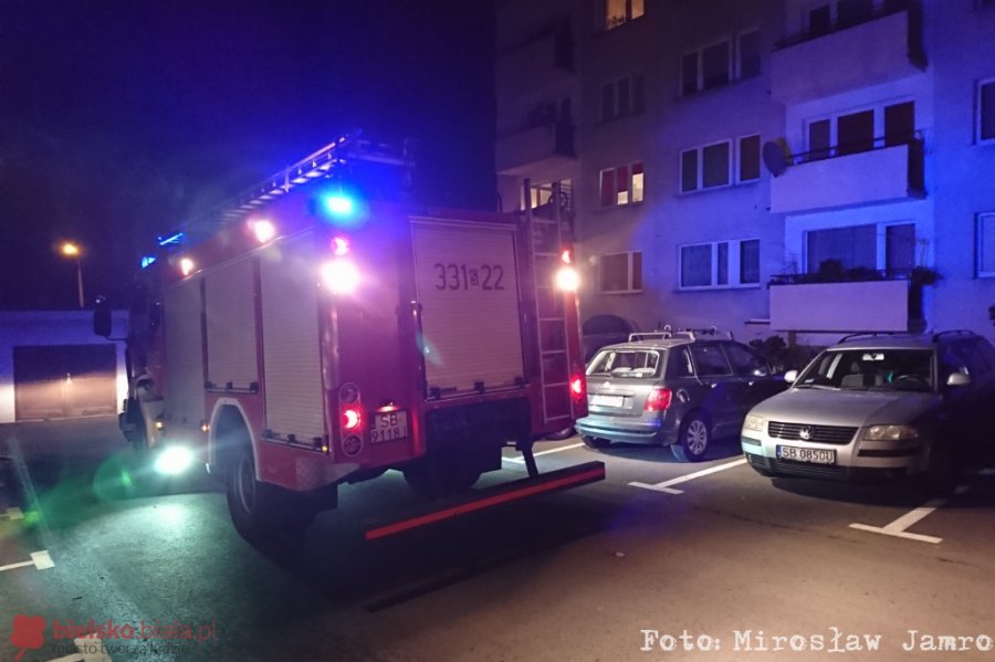 Interwencja na bielskim osiedlu. Czteroosobowa rodzina z małymi dziećmi trafiła do szpitala