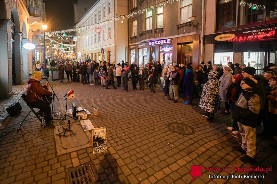Niezapowiedziana gwiazda jarmarku. Przegoniony sprzed kamienicy, przy mostku słuchał go tłumek - foto