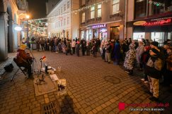 Niezapowiedziana gwiazda jarmarku. Przegoniony sprzed kamienicy, przy mostku słuchał go tłumek - foto