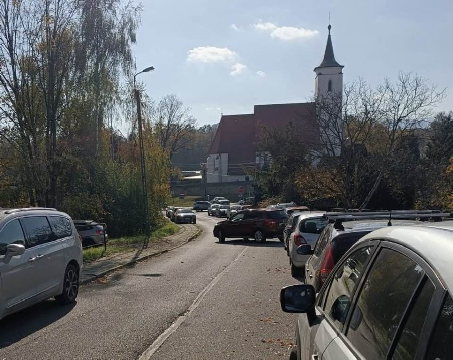 Przyjeżdżają na mszę i nie mają gdzie zaparkować. Będzie zieleniec zamiast parkingu - foto