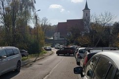 Przyjeżdżają na mszę i nie mają gdzie zaparkować. Będzie zieleniec zamiast parkingu - foto