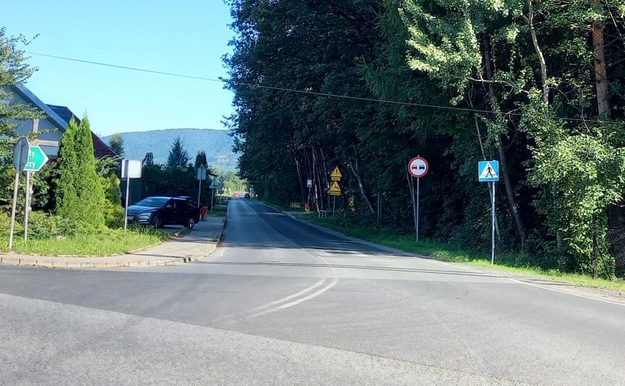 Niebezpiecznie na Krzemionki. Kierowcy pędzą, piesi nie mają chodnika, a policja nie ma gdzie „suszyć”