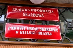 Zaniżał sprzedaż odzieży i obuwia. Lokalna firma zapłaciła milion złotych zaległego podatku