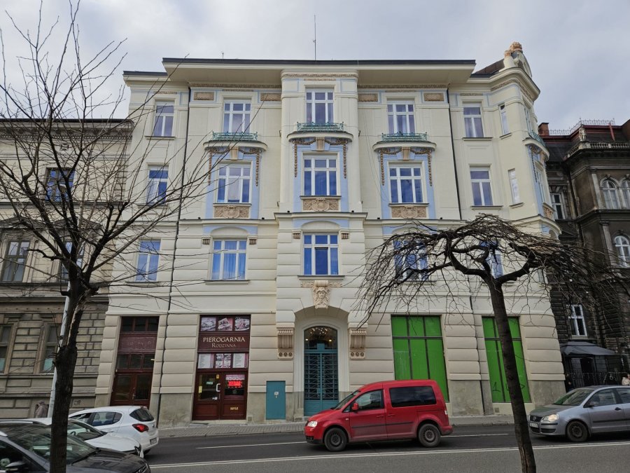 Pięknie odrestaurowana kamienica w centrum. Wzniesiono ją według projektu wiedeńskiej firmy - foto