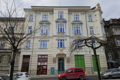 Pięknie odrestaurowana kamienica w centrum. Wzniesiono ją według projektu wiedeńskiej firmy - foto