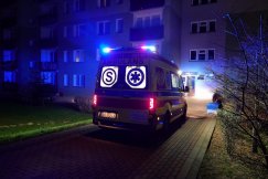Nocna akcja służb na bielskim osiedlu. Seniorka wypadła z okna wieżowca - foto