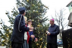 Tradycji stało się zadość. Tym razem choinkę podarowali wierni z Koszarawy - foto