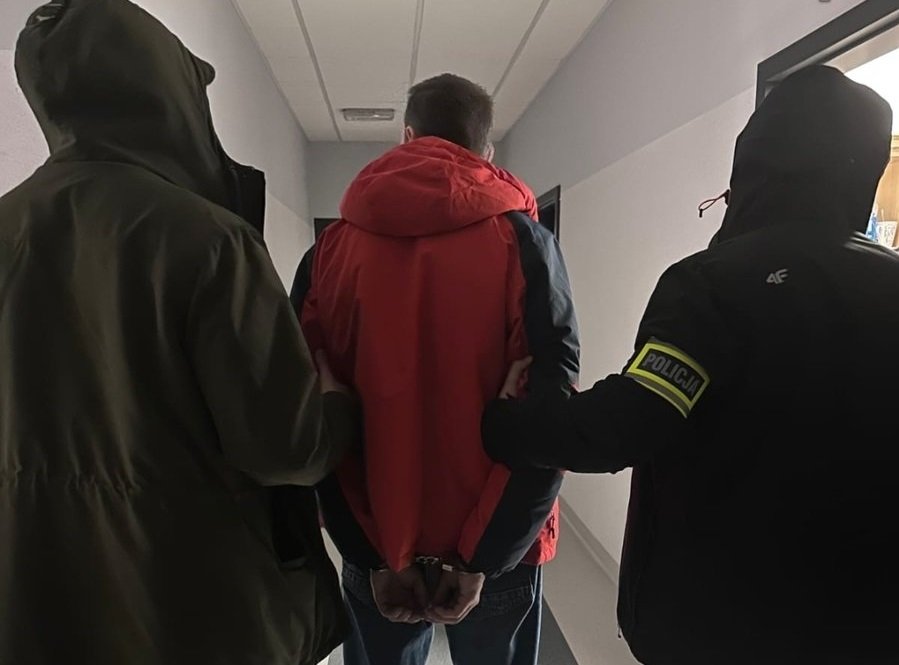 Był ścigany kilkoma listami gończymi. Wpadł po 14 latach i święta spędzi w więzieniu - foto