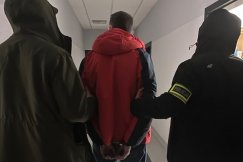 Był ścigany kilkoma listami gończymi. Wpadł po 14 latach i święta spędzi w więzieniu - foto