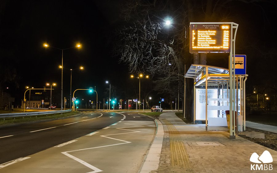 Przebudowali trzy przystanki. Perony mają specjalne krawężniki, doświetlono je LED-ami - foto