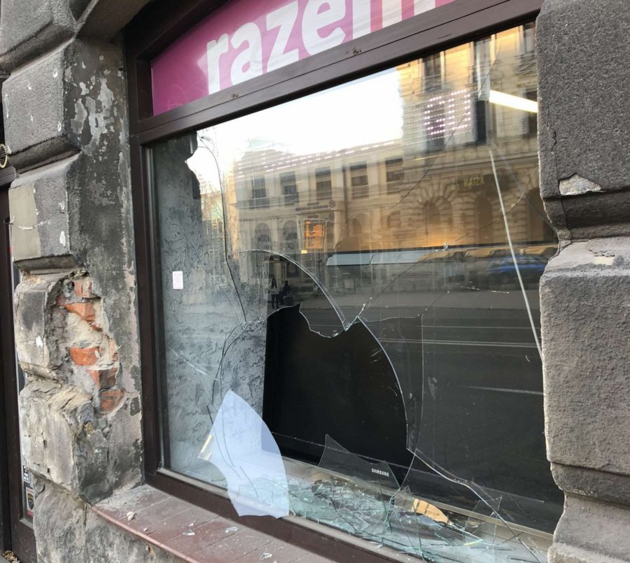 Świąteczny akt wandalizmu? W centrum miasta wybito szybę w siedzibie partii - foto