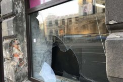 Świąteczny akt wandalizmu? W centrum miasta wybito szybę w siedzibie partii - foto