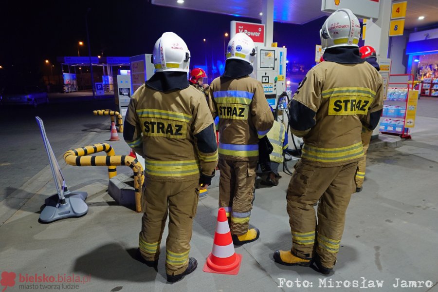Wyciek gazu na stacji paliw, na miejscu cztery zastępy. Doszło do awarii dystrybutora - foto