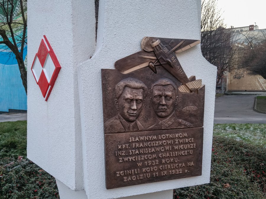 Pomnik asów lotnictwa przeszedł remont. Tablica wkomponowana została w sylwetkę orła - foto
