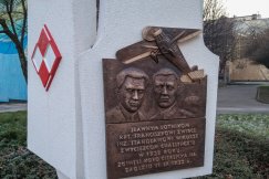 Pomnik asów lotnictwa przeszedł remont. Tablica wkomponowana została w sylwetkę orła - foto