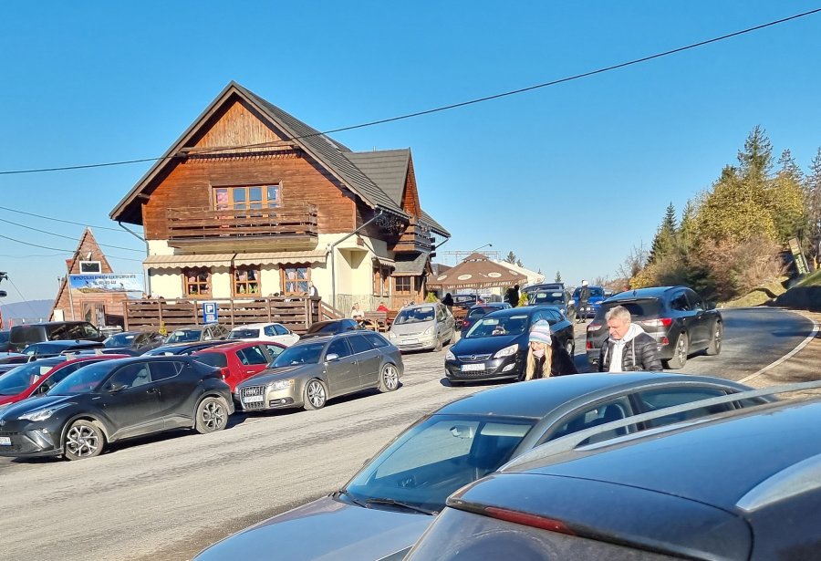 Zaczęła się zima i powrócił problem. Biały Krzyż odcięty od komunikacji podmiejskiej - foto