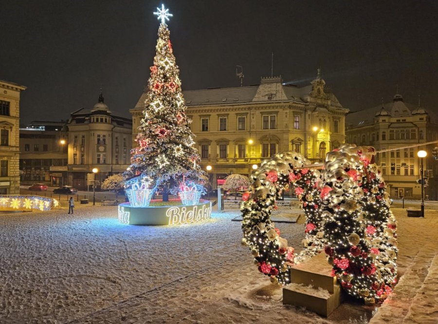 Zimowa sceneria centrum miasta. IMGW ostrzega przed zamieciami śnieżnymi - foto