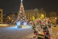 Zimowa sceneria centrum miasta. IMGW ostrzega przed zamieciami śnieżnymi - foto