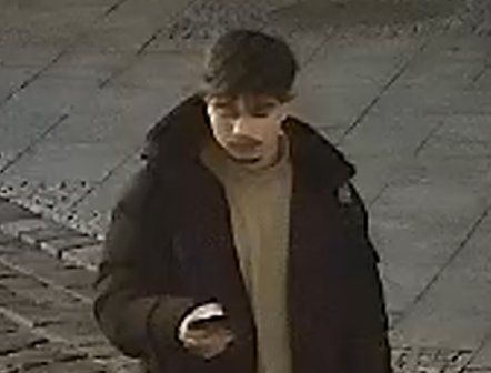 Policja szuka wandala. Ukradł flagę Unii Europejskiej i uszkodził budynek w centrum - foto