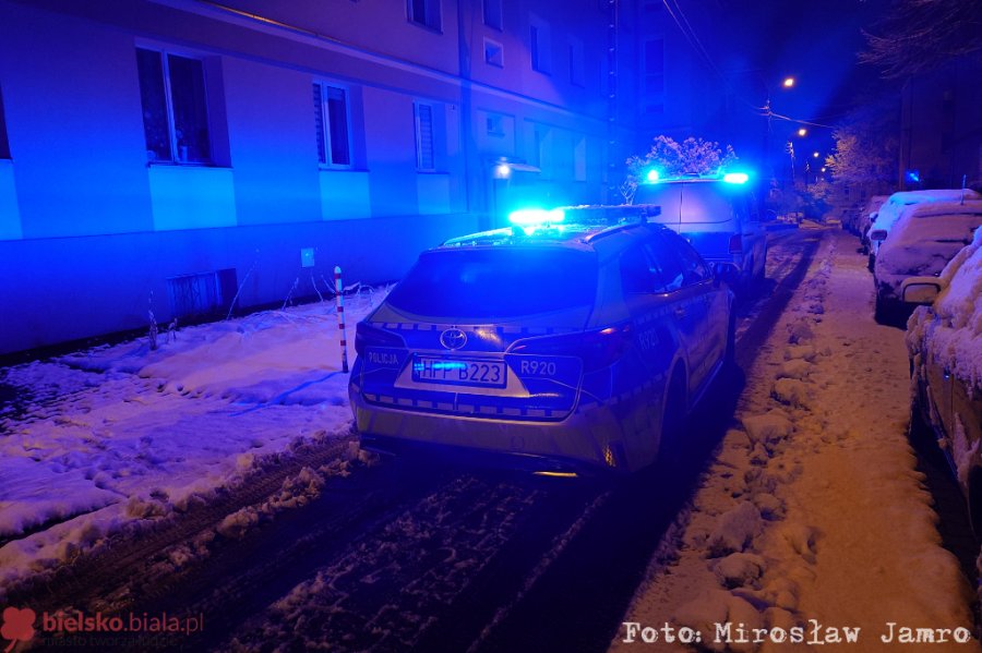 Nocna akcja służb na osiedlu. Uderzył matkę kluczem francuskim - foto