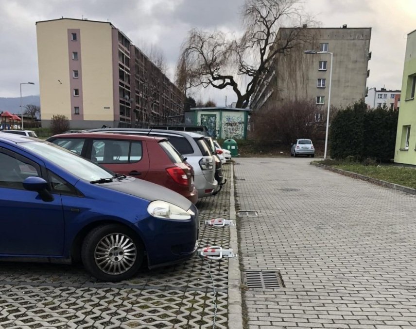 Uporali się z cieknącym dachem, teraz walczą o parking. Przyjeżdżają do hali i parkują pod blokiem