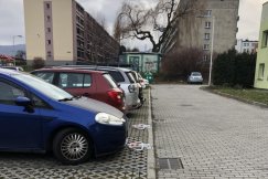 Uporali się z cieknącym dachem, teraz walczą o parking. Przyjeżdżają do hali i parkują pod blokiem